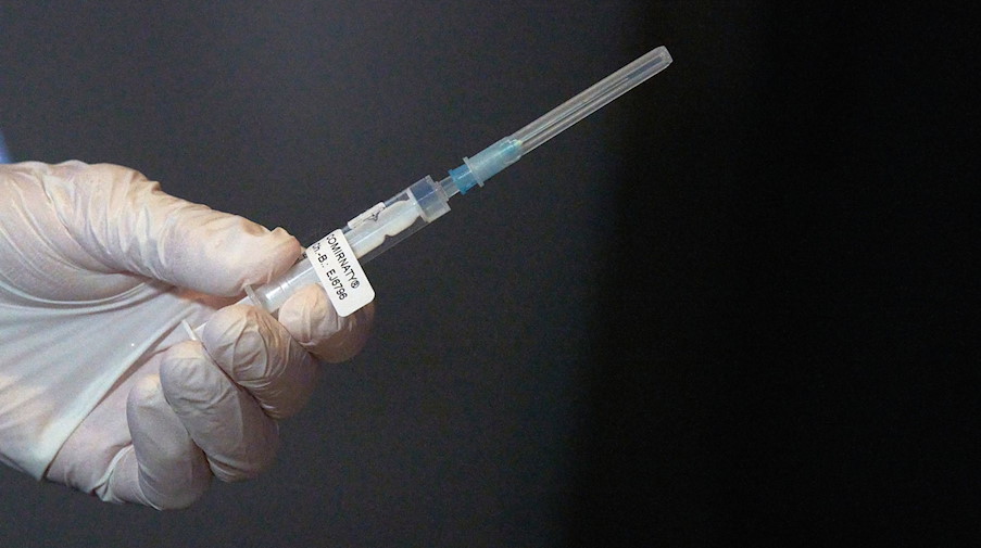 Eine Mitarbeiterin eines Impfteams überprüft eine Spritze mit einem Impfstoff gegen Covid-19. / Foto: Thomas Frey/dpa Pool/dpa/Symbolbild