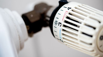 Der Thermostat einer Heizung in einer Privatwohnung. / Foto: Hauke-Christian Dittrich/dpa/Symbolbild