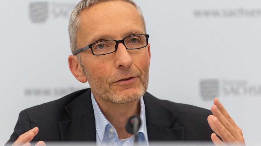 Reinhard Berner spricht. / Foto: Robert Michael/dpa-Zentralbild/dpa/Archivbild