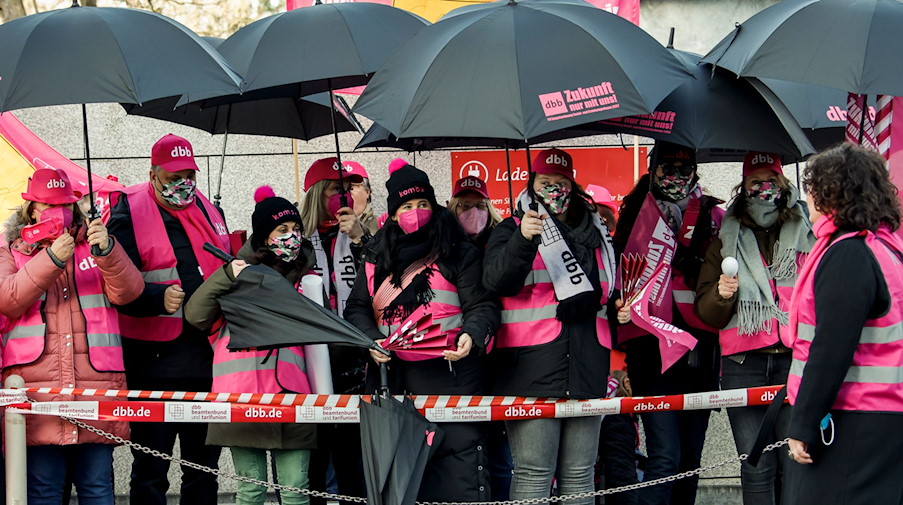 Erzieherinnen und Sozialarbeiterinnen aus verschiedenen Bundesländern demonstrieren. / Foto: Carsten Koall/dpa