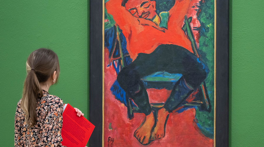 Eine Frau betrachtet das Bild "Der schlafende Pechstein"  von Erich Heckel in Chemnitz. / Foto: Kristin Schmidt/dpa