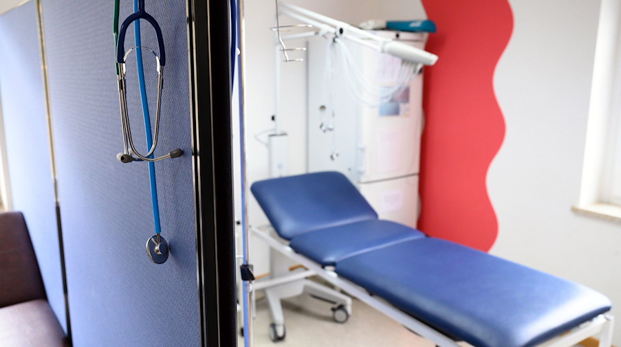 Stethoskope hängen im Behandlungszimmer einer Hausarztpraxis. / Foto: Sebastian Kahnert/dpa-Zentralbild/dpa/Symbolbild