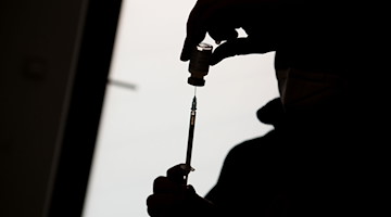 Ein medizinischer Mitarbeiter befüllt eine Spritze mit einem der Impfstoffe gegen das Coronavirus. / Foto: Daniel Bockwoldt/dpa/Symbolbild