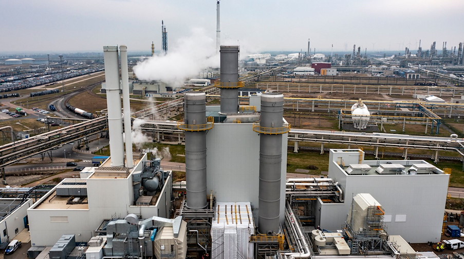 Blick auf das Gaskraftwerk im Chemiepark (Luftaufnahme mit Drohne). / Foto: Jan Woitas/dpa-Zentralbild/dpa/Archivbild