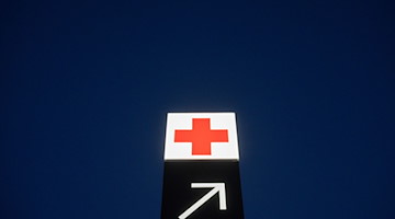 Ein Pfeil weist den Weg zur Notaufnahme eines Krankenhauses. / Foto: Julian Stratenschulte/dpa/Symbolbild