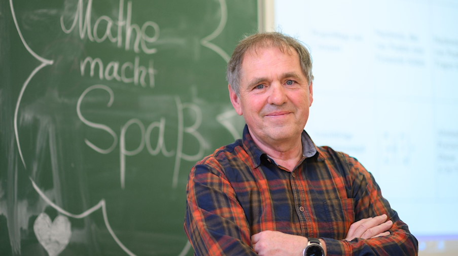 Dietmar Schneider, ehemaliger Mathematik-Lehrer am Goethe-Gymnasium. / Foto: Robert Michael/dpa-Zentralbild/dpa/Archivbild