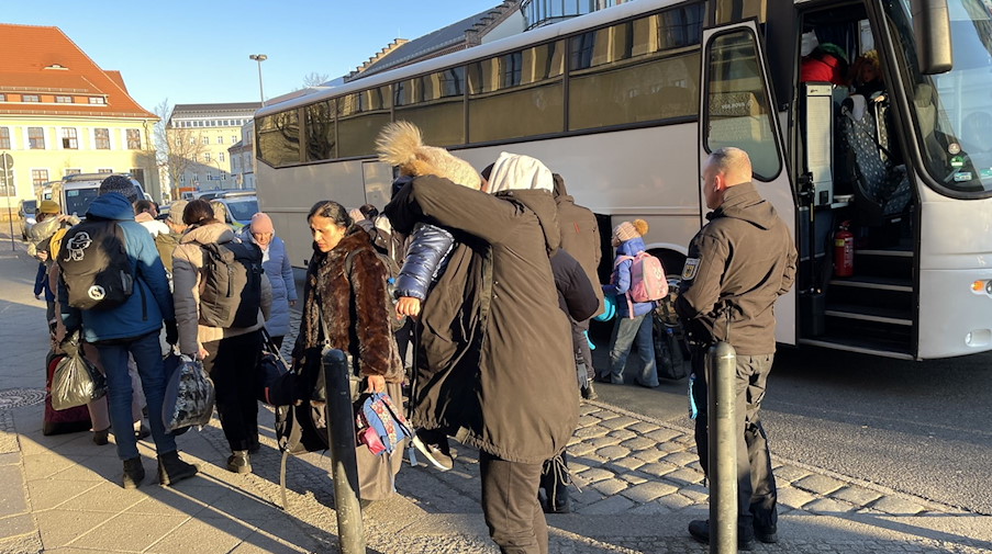 Flüchtlinge aus der Ukraine kommen aus Polen mit dem Bus am Bahnhof an. / Foto: Danilo Dittrich/dpa-Zentralbild/dpa