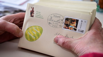 Eine Mitarbeiterin sortiert im Postamt Antwortschreiben von Hanni Hase an die Kinder. / Foto: Carmen Jaspersen/dpa/Archivbild