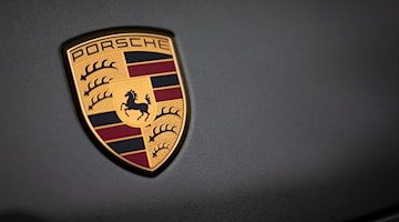 Das Porsche-Logo ist zu sehen. / Foto: Christoph Schmidt/dpa/Archivbild