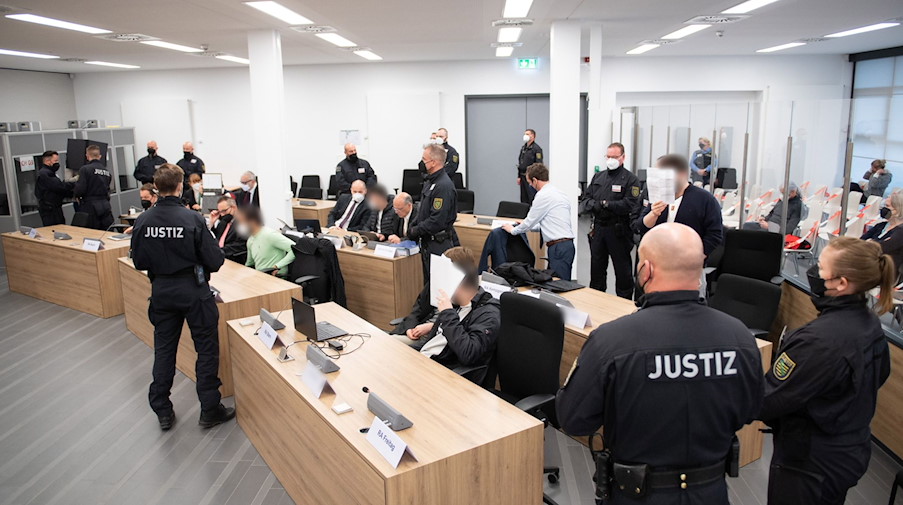 Die Angeklagten sitzen bei der Fortsetzung des Prozess im Verhandlungssaal im Landgericht auf ihren Plätzen. / Foto: Sebastian Kahnert/dpa-Zentralbild/Pool/dpa