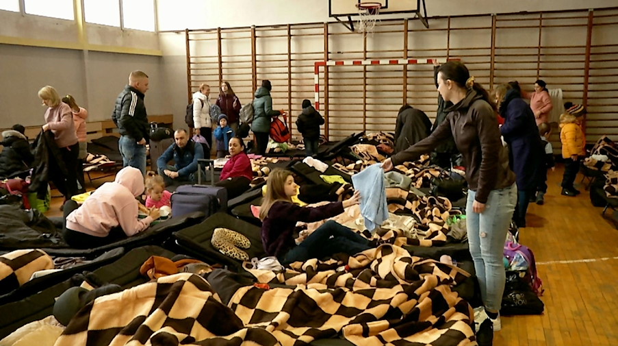 Flüchtlinge sind in einer Turnhalle untergebracht. / Foto: Danilo Dittrich/dpa-Zentralbild/dpa/Archivbild
