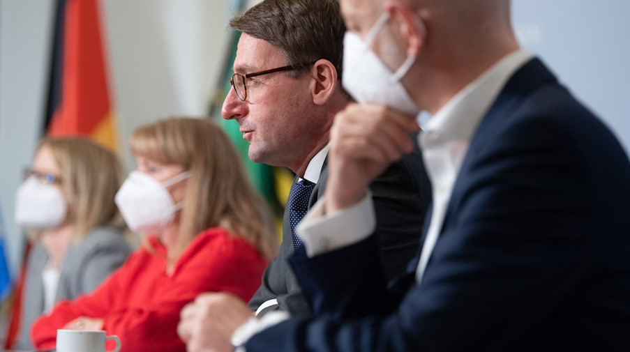 Sachsens Innenminister Roland Wöller (CDU, 2.v.r) nimmt an einer Pressekonferenz teil. / Foto: Sebastian Kahnert/dpa-Zentralbild/dpa