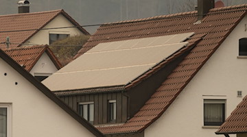 Solarpaneele an Wohnhäusern sind von Saharastaub bedeckt. / Foto: Marijan Murat/dpa