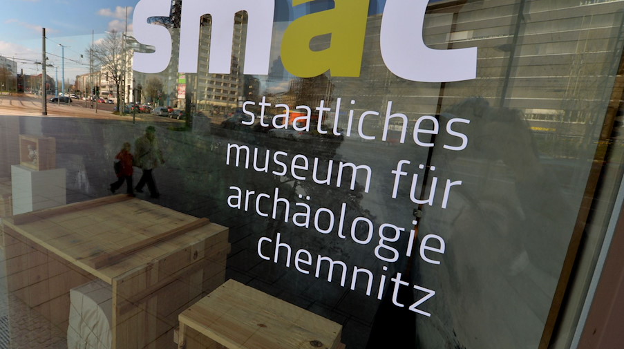 Das Logo für das Staatliche Museum für Archäologie Chemnitz. / Foto: Hendrik Schmidt/dpa-Zentralbild/dpa/Archivbild