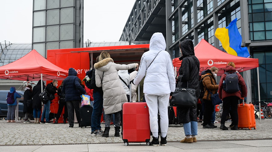Flüchtlinge aus der Ukraine stehen vor dem Berliner Hauptbahnhof. / Foto: Bernd von Jutrczenka/dpa/Symbolbild
