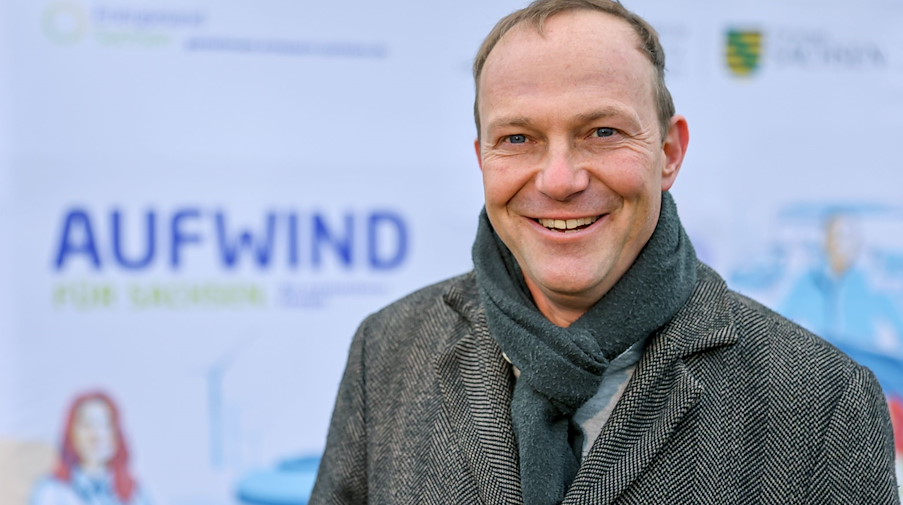 Wolfram Günther (Bündnis 90/Die Grünen), Umweltminister von Sachsen, steht vor einer Windkraftanlage. / Foto: Jan Woitas/dpa-Zentralbild/dpa/Archivbild
