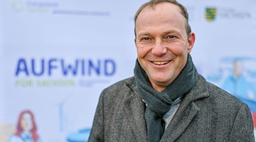 Wolfram Günther (Bündnis 90/Die Grünen), Umweltminister von Sachsen, steht vor einer Windkraftanlage. / Foto: Jan Woitas/dpa-Zentralbild/dpa/Archivbild
