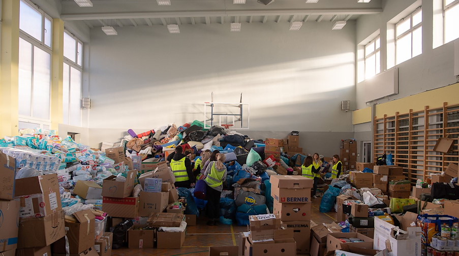 Sachspenden liegen in einer Sporthalle einer polnischen Schule, die als Lager für Spenden genutzt wird. / Foto: Sebastian Gollnow/dpa/Archivbild
