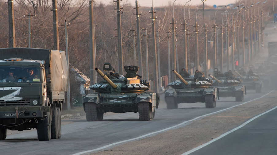 Eine russische Panzerkolonne mit dem aufgemalten Z-Symbol fährt auf der Autobahn Mariupol-Donezk in Richtung Norden. / Foto: Maximilian Clarke/SOPA Images via ZUMA Press Wire/dpa/Archivbild
