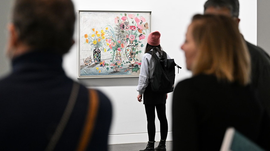 Eine Besucherin sieht sich das Bild «Stillleben mit Mohnblumen in japanischer Vase» an. / Foto: Hendrik Schmidt/dpa-Zentralbild/ZB