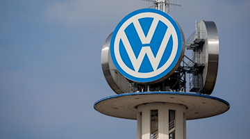 Das Logo des Automobilherstellers Volkswagen ist am VW-Tower in Hannover zu sehen. / Foto: Moritz Frankenberg/dpa/Symbolbild