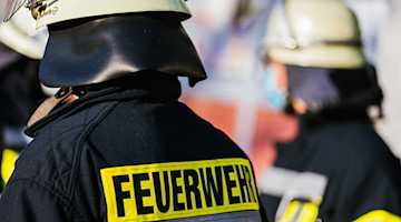 Einsatzkräfte der Feuerwehr in Schutzkleidung. / Foto: Philipp von Ditfurth/dpa/Symbolbild