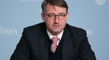 Roland Wöller (CDU), Innenminister von Sachsen, nimmt an einer Pressekonferenz teil. / Foto: Sebastian Kahnert/dpa-Zentralbild/dpa/Archivbild
