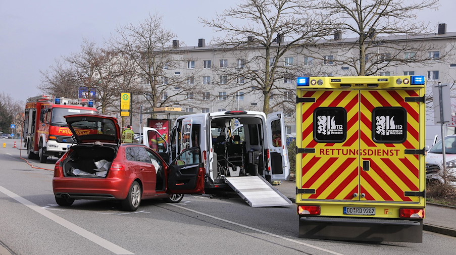 Ein Auto und ein Kleintransporter stehen an der Unfallstelle. / Foto: Tino Plunert/dpa-Zentralbild/dpa