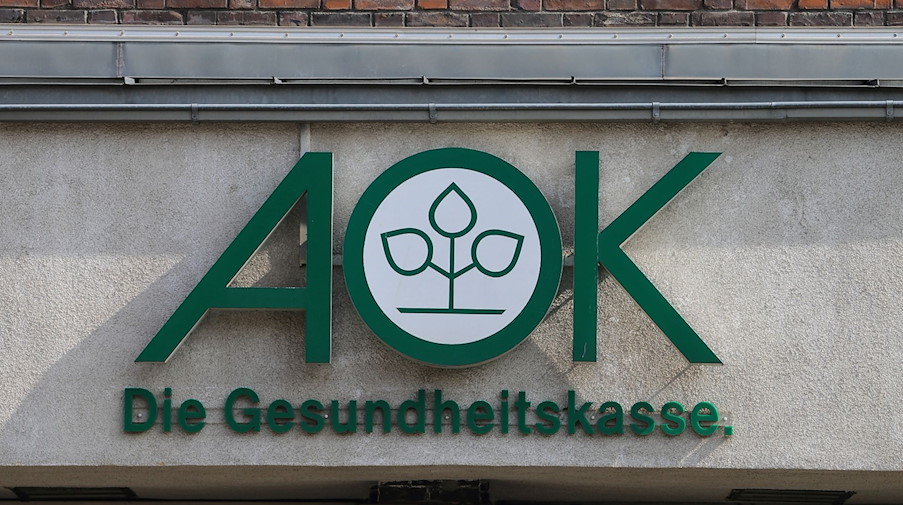 Das Logo der Krankenkasse AOK, aufgenommen am Hauptgebäude der AOK Sachsen-Anhalt. / Foto: Jens Wolf/dpa-Zentralbild/dpa/Archivbild