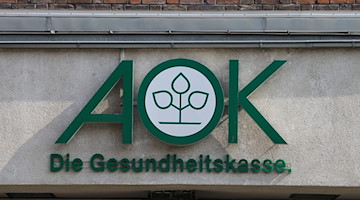 Das Logo der Krankenkasse AOK, aufgenommen am Hauptgebäude der AOK Sachsen-Anhalt. / Foto: Jens Wolf/dpa-Zentralbild/dpa/Archivbild