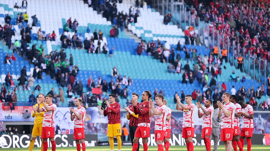 Leipzigs Spieler bedanken sich nach der 1:2 Niederlage bei den Fans. / Foto: Jan Woitas/dpa
