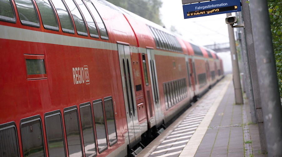 Ein doppelstöckiger Regionalzug der Deutschen Bahn fährt durch einen Bahnhof. / Foto: Jonas Walzberg/dpa/Symbolbild