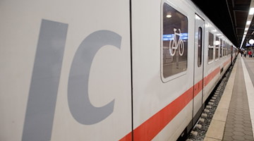 Ein Personenzug der Deutschen Bahn (DB) steht am Bahnsteig. / Foto: Stefan Sauer/dpa-Zentralbild/ZB/Symbolbild
