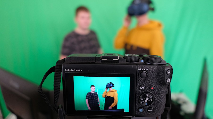Schüler bei einem Workshop im Digitalisierungszentrum «Zeitz digital» mit VR-Brille und green screen. / Foto: Sebastian Willnow/dpa-Zentralbild/dpa