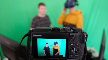 Schüler bei einem Workshop im Digitalisierungszentrum «Zeitz digital» mit VR-Brille und green screen. / Foto: Sebastian Willnow/dpa-Zentralbild/dpa