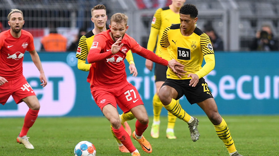 Dortmunds Jude Bellingham (r) und Leipzigs Konrad Laimer kämpfen um den Ball. / Foto: Bernd Thissen/dpa