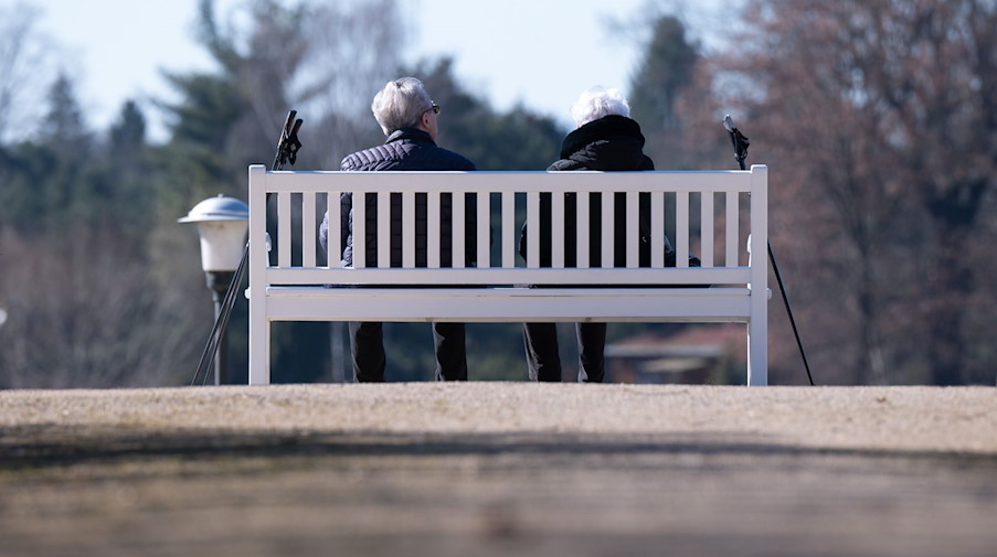 Rentner sitzen im Schloss und Park Pillnitz auf einer Bank. / Foto: Sebastian Kahnert/dpa-Zentralbild/dpa/Illustration
