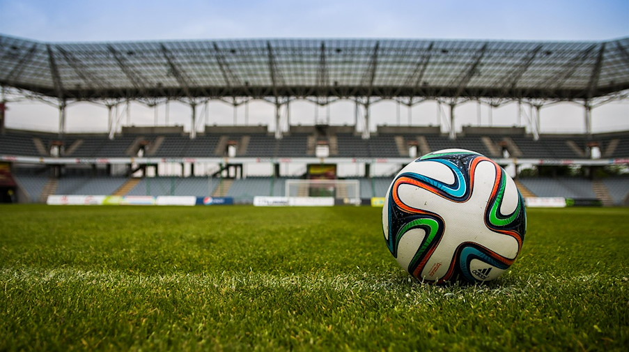 Symbolbild Fußball / pixabay jarmoluk