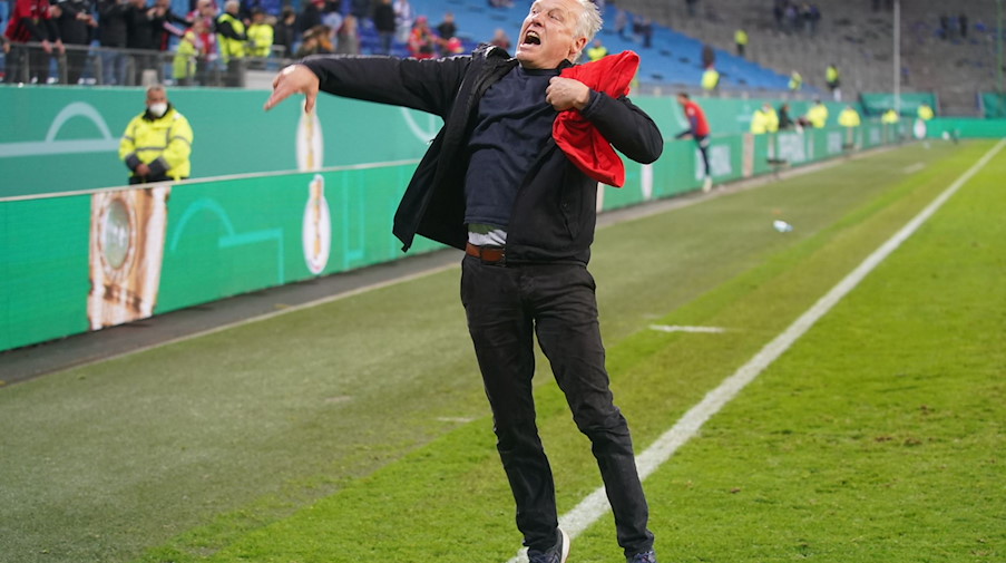 Freiburgs Trainer Christian Streich jubelt über den Sieg. / Foto: Marcus Brandt/dpa