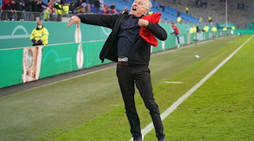 Freiburgs Trainer Christian Streich jubelt über den Sieg. / Foto: Marcus Brandt/dpa