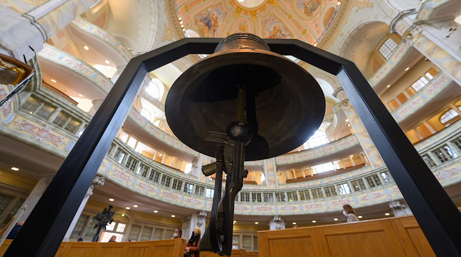 Eine der Glocken aus Kriegsschrott aus dem «#PeaceBell-Projekt» des Sängers und Künstlers Michael Patrick Kelly mahnt zum Frieden. / Foto: Robert Michael/dpa
