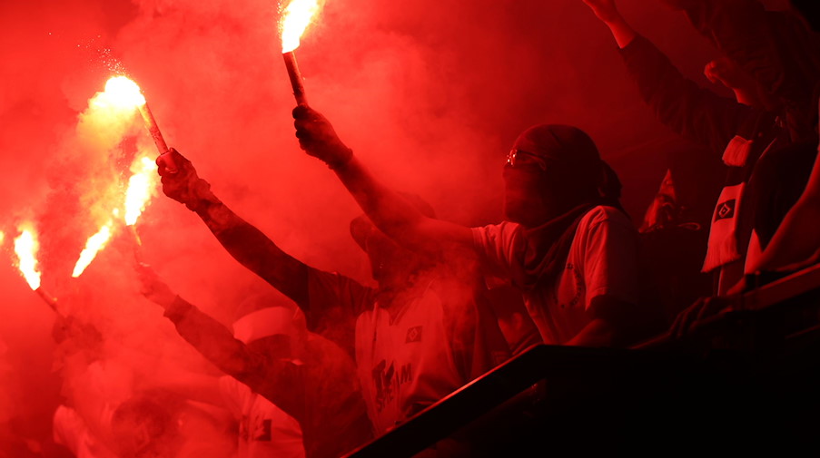 Fans zünden Pyrotechnik auf der Tribüne. / Foto: Christian Charisius/dpa/Symbolbild