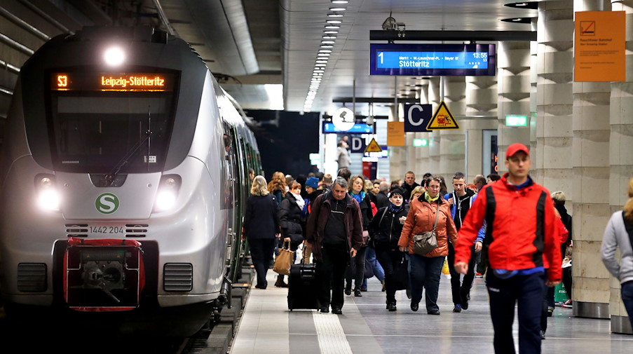 Fahrgäste gehen über den Bahnsteig der Station Hauptbahnhof im City-Tunnel Leipzig. / Foto: Jan Woitas/dpa-Zentralbild/dpa/Archivbild