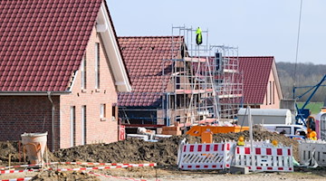 Einfamilienhäuser werden am Stadtrand gebaut. / Foto: Julian Stratenschulte/dpa