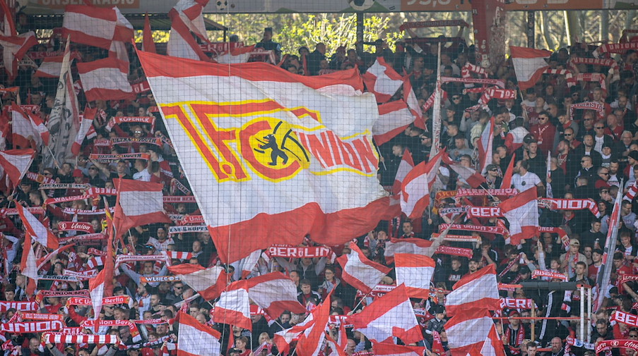 Fans von Union Berlin feuern ihr Team an. / Foto: Andreas Gora/dpa/Archivbild