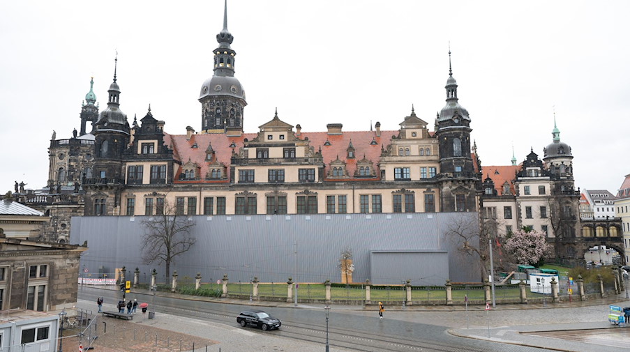 Westflügel-Fassade des Residenzschlosses ist verhüllt. / Foto: Sebastian Kahnert/dpa