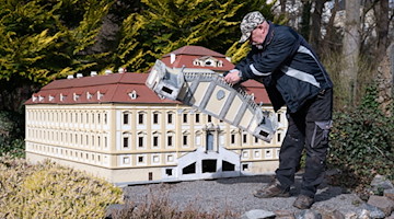 Horst Drichelt, Vorsitzender des Vereins Klein-Erzgebirge, arbeitet im Miniaturpark Klein-Erzgebirge. / Foto: Sebastian Kahnert/dpa/Archivbild