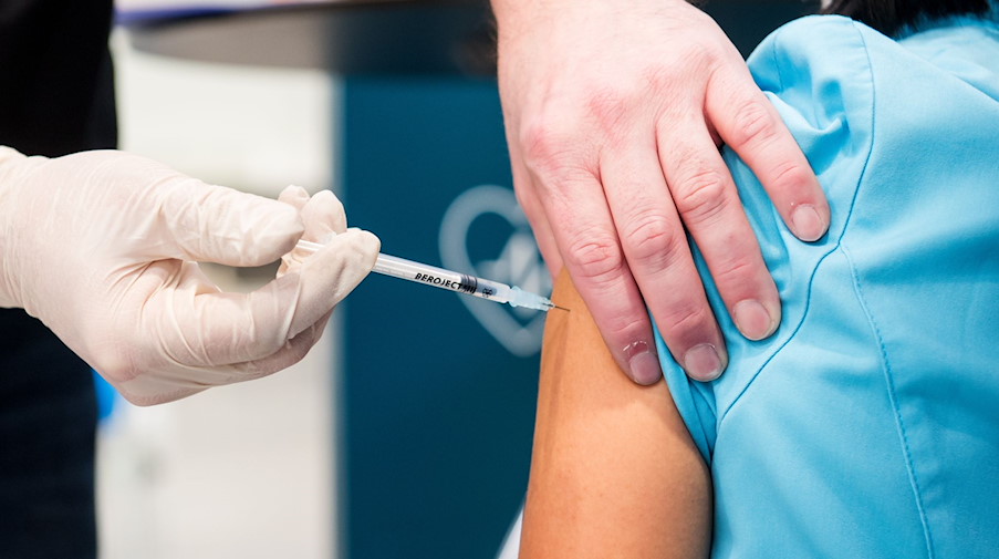 Eine Frau wird bei einer Impfaktion gegen Corona geimpft. / Foto: Daniel Bockwoldt/dpa/Symbolbild