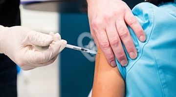 Eine Frau wird bei einer Impfaktion gegen Corona geimpft. / Foto: Daniel Bockwoldt/dpa/Symbolbild