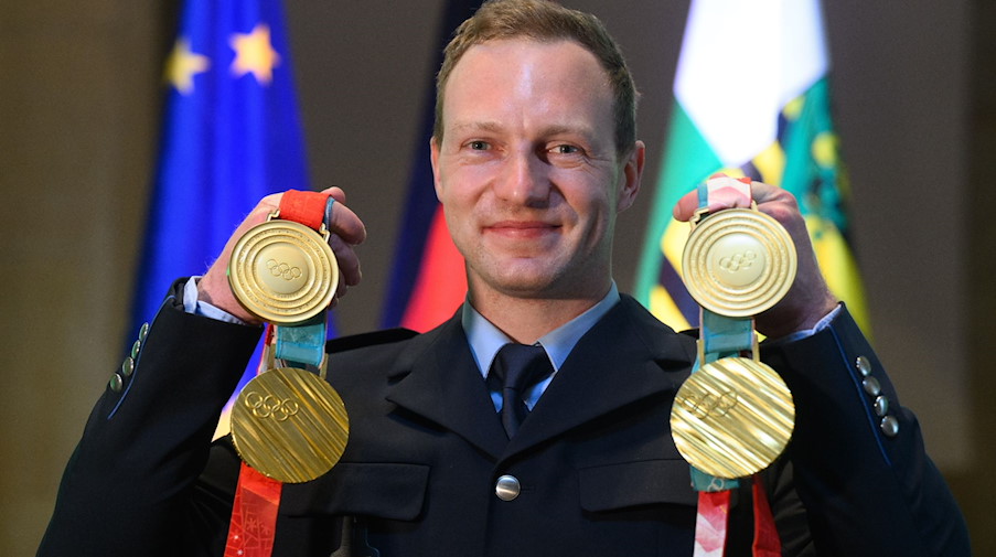 Francesco Friedrich, vierfacher Olympiasieger im Bob, präsentiert seine Medaillen. / Foto: Robert Michael/DPA-Zentralbild/dpa